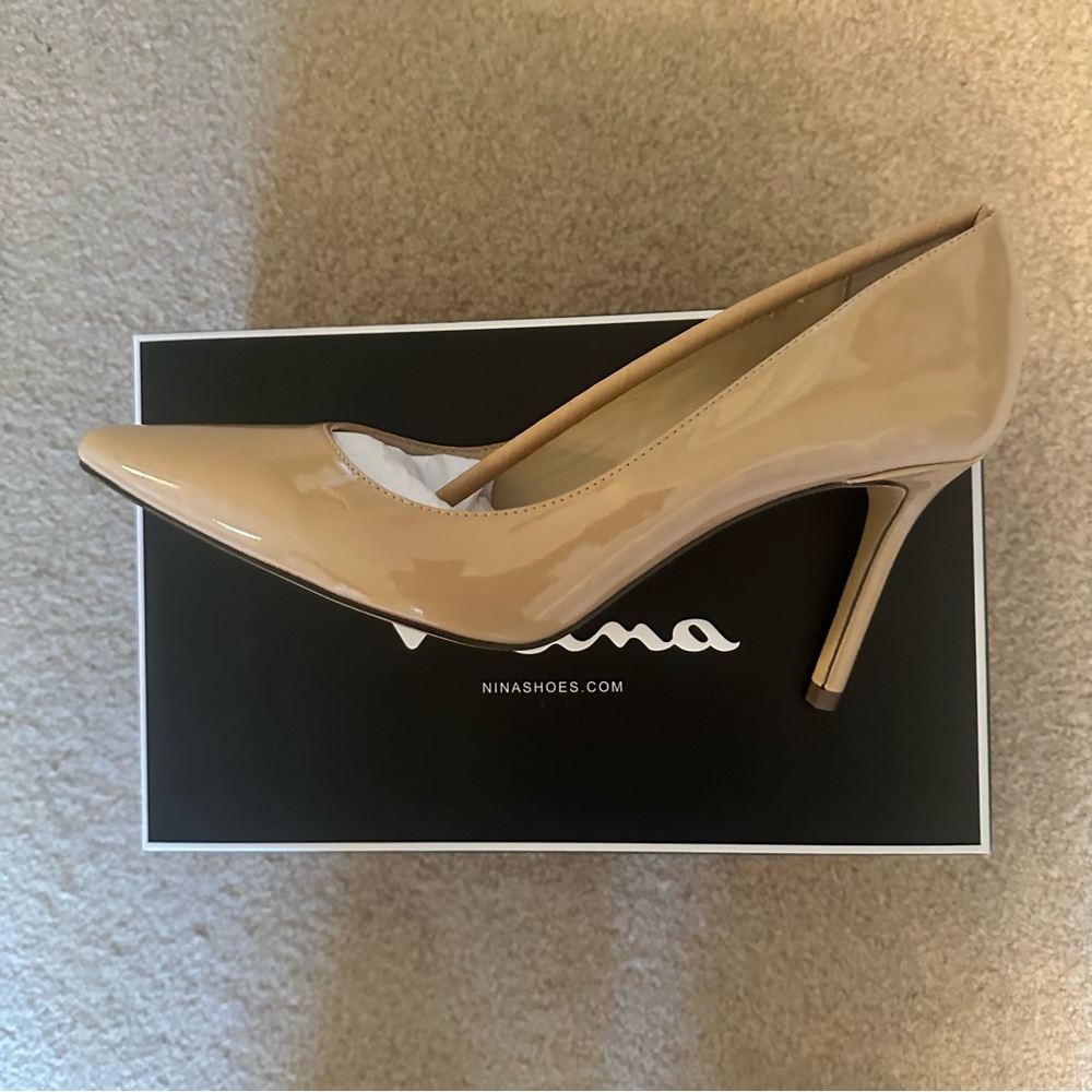 Brand new in box Nina Sz 9W nude pumps